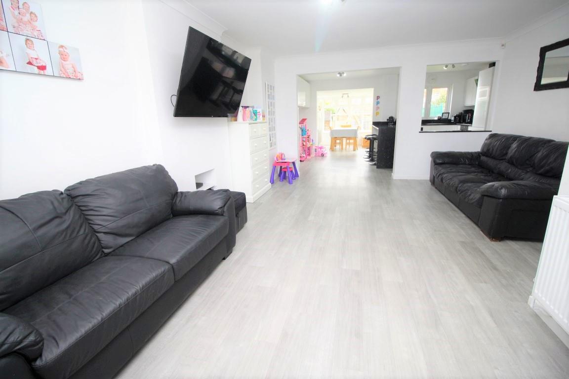 5 bed property in Kernham Drive, Reading